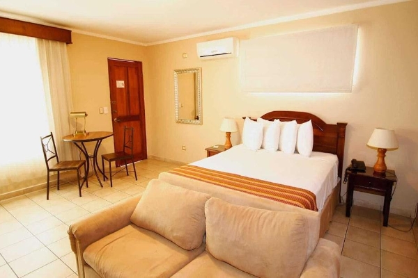 La Riviera Hotel B&B (San Antonio)